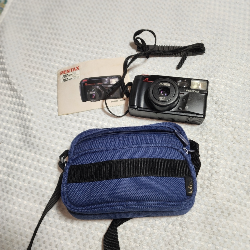 PENTAX VINTAGE EUC IQZOOM70 35MM 1988 POINT AND SHOOT  CAMERA AND BAG
